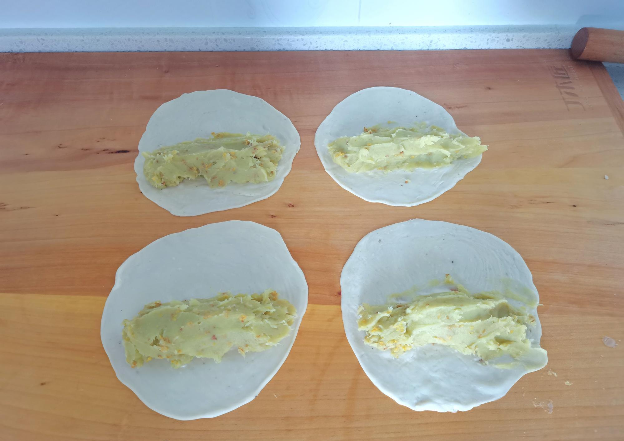 手抓饼的经典吃法，简单一卷，10分钟上桌，外酥里甜，外面买不到