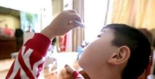 孩子|8岁儿子误把502胶水滴进眼睛里，聪明宝爸的这一举动，让医生叫好