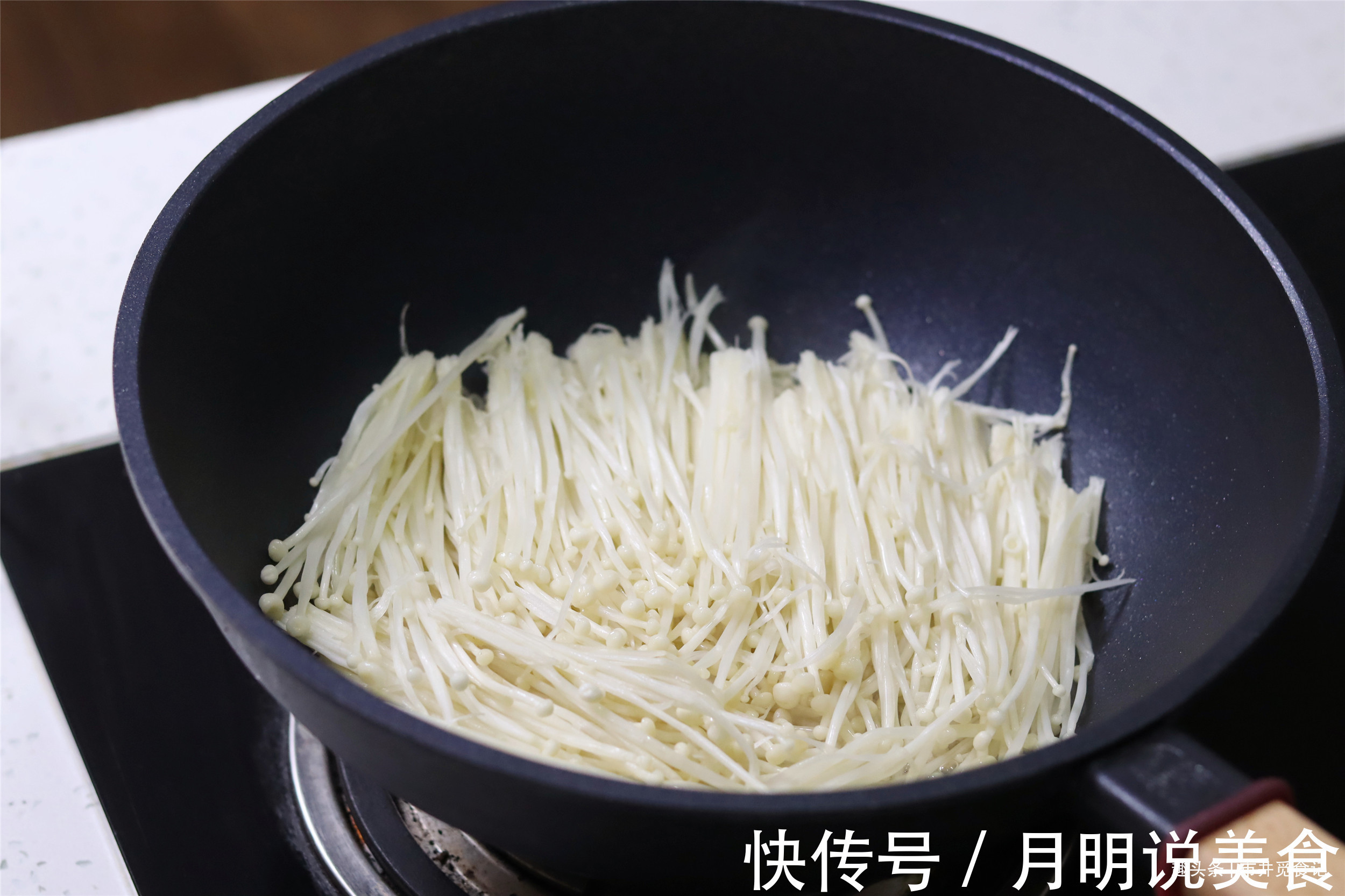 在家炒金针菇,记得多加1步,鲜味一下出来了,金针菇更香更好吃