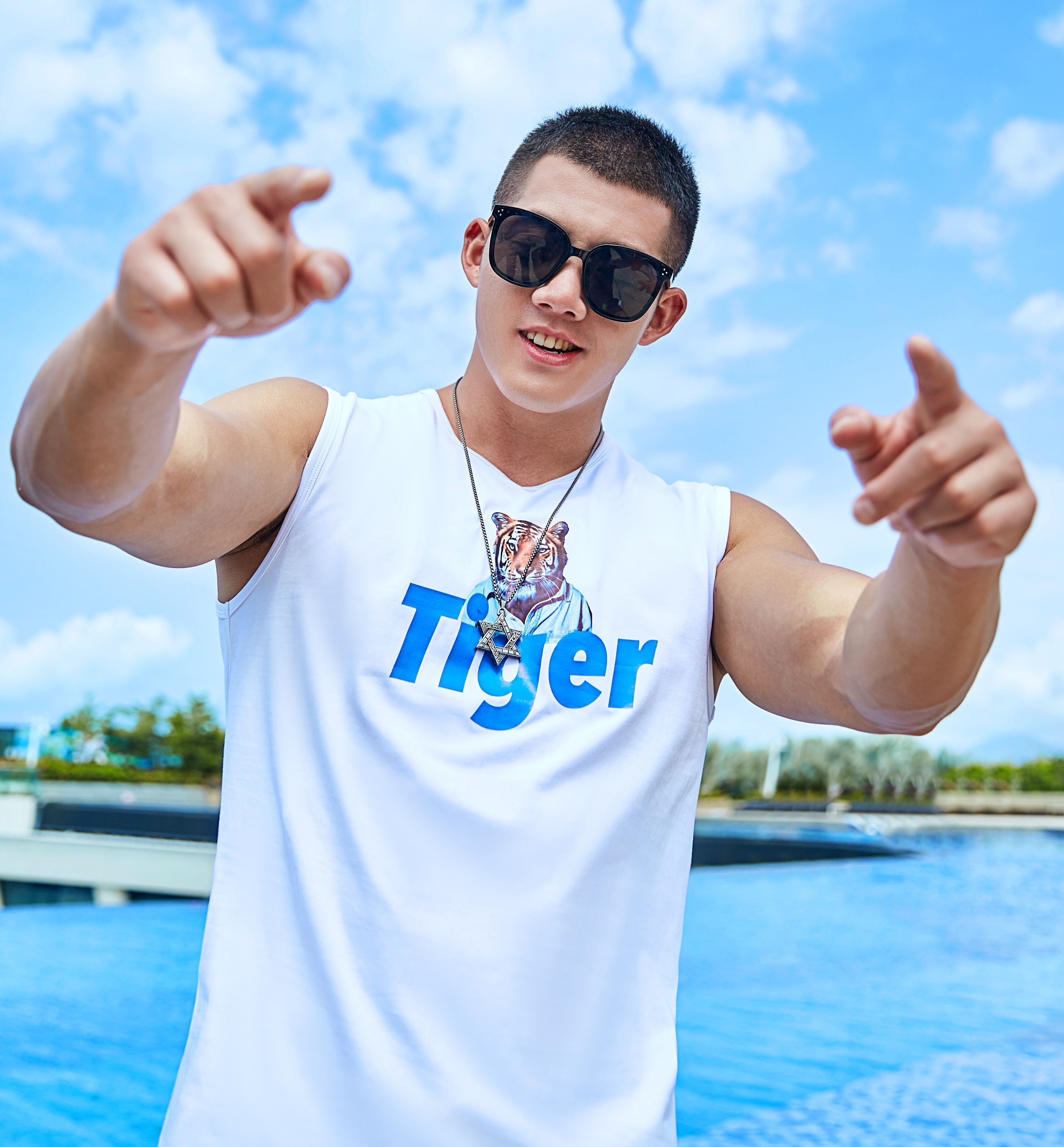 阳光|男生有这2种脸型特征,很适合剪“寸头”发型,阳光又帅气