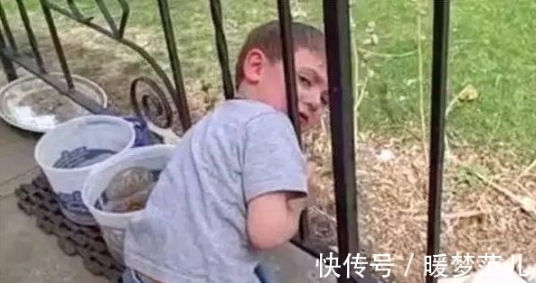 爸爸|外国小男孩头被栏杆卡住了,爸爸的处理让国人大开眼界
