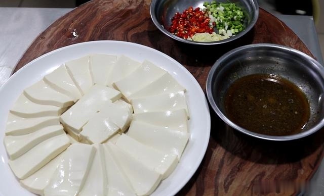 翻倍|10分钟做一盘家常蒸豆腐,口感滑嫩,营养翻倍,美味解馋下酒下饭