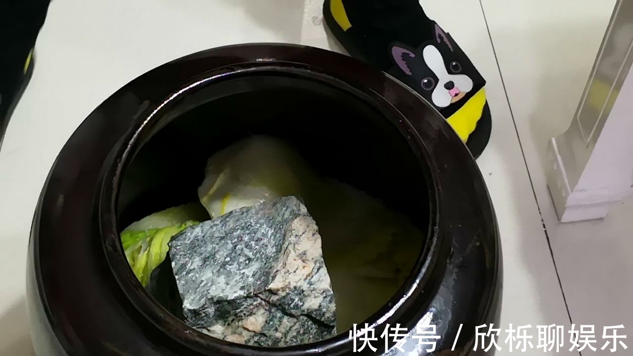 晓峰|腌酸菜时,最忌直加盐腌,多加1步,酸香味浓郁,放1年都不坏!