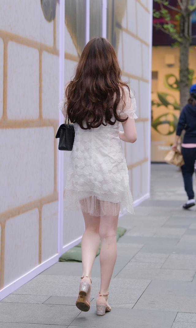 迷人|搭配一双一字带高跟凉鞋,优雅迷人