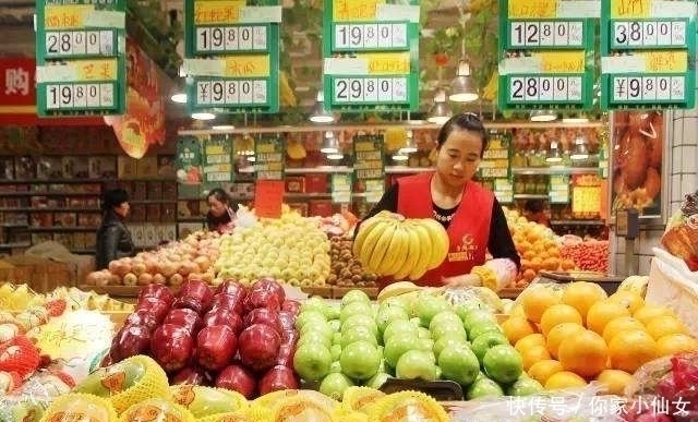 孙子|老人带孙子逛超市,孩子把草莓捏着玩,老人说11字店员不敢制止