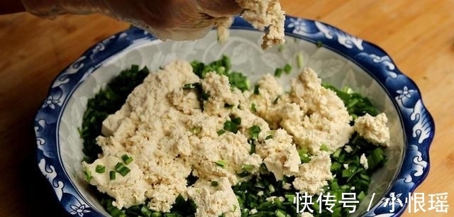 小董|豆腐最简单的家常早餐的做法,不揉面不和面,出锅比吃肉还香