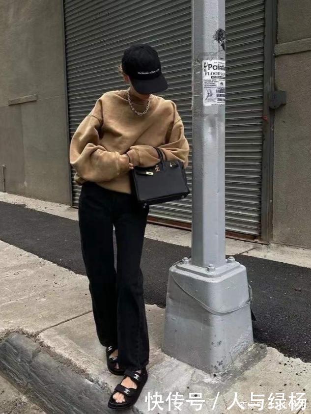 早秋出镜最高的经典搭配,“毛衣+阔腿裤”简约时髦,温柔还保暖