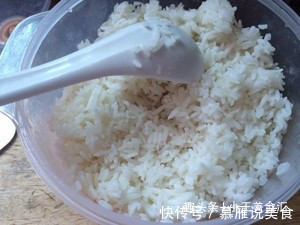 吃剩的米饭别再炒了，换种新做法，分分钟被抢光