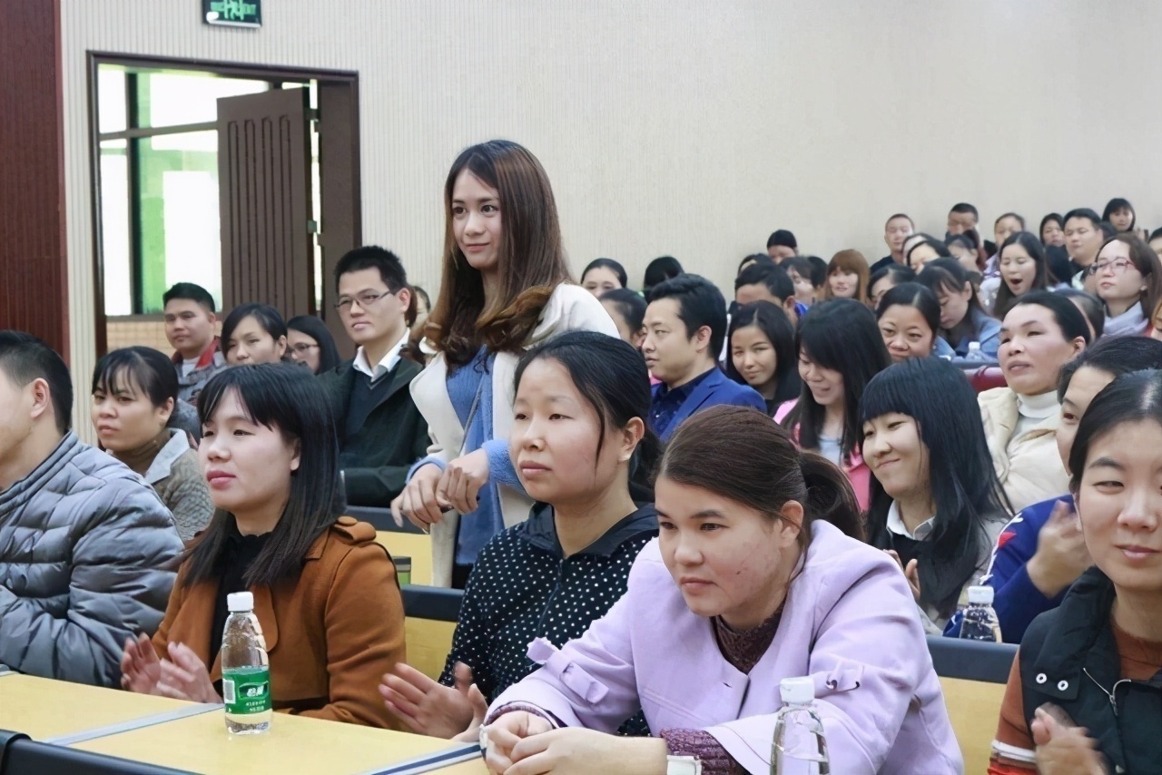 家长会|给孩子开家长会时,父母的三种打扮会让孩子抬不起头,别不当回事