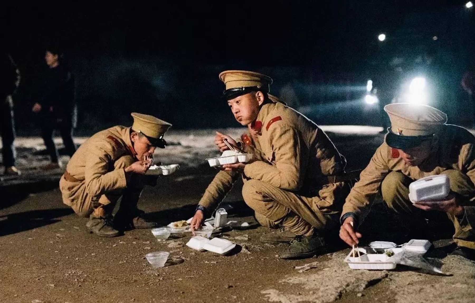 橫店20萬群演現狀：美女成群蹲地上吃盒飯，卻想著“一夜成名”