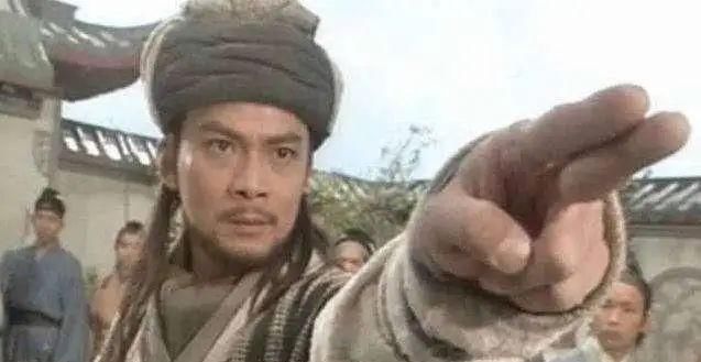 乔峰被誉为中原第一人,打谁都是略胜一招,这两人对上他却是完克