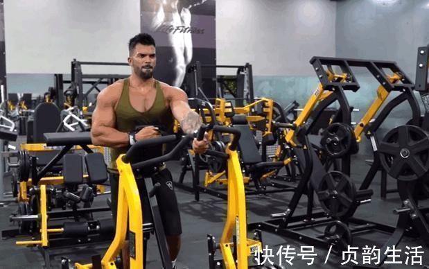 强壮|男生健身先练胸肌,不显强壮反倒影响了体态你应该先练这个部位