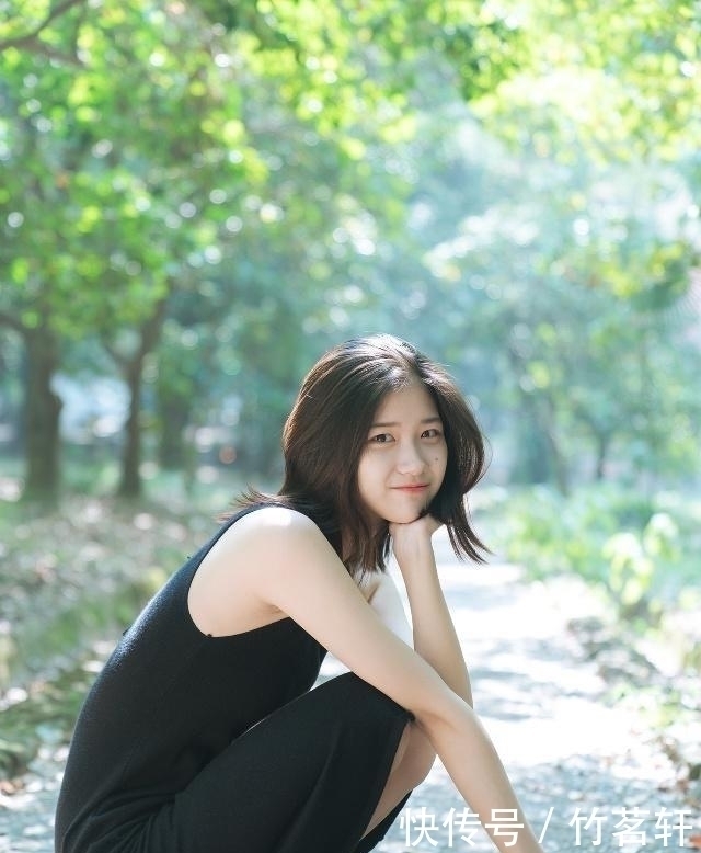 街拍干净清爽的小姐姐,身穿一件背心裙,甚是迷人