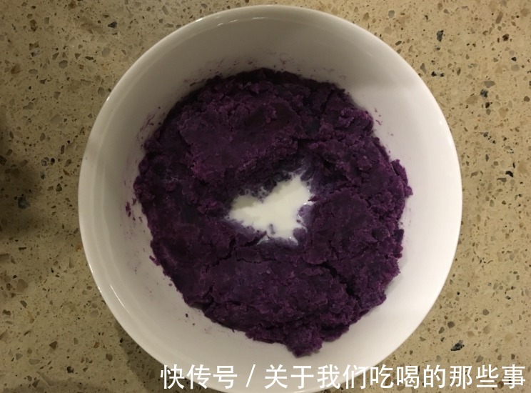 糯米丸子|红豆别再煮粥了,70岁奶奶坚持这一吃法,难怪气色好,越吃越年轻