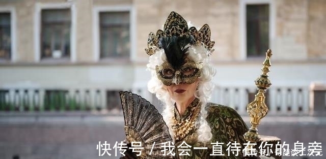 走红|58岁阿姨因cosplay走红，造型精美复古大片感，自制道具令人惊艳