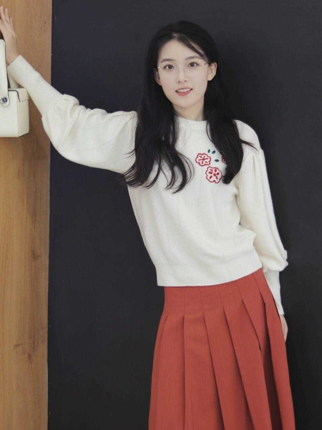纯色 秋天,“毛衣”这样穿保暖又洋气,时髦百搭,普通女生也能借鉴
