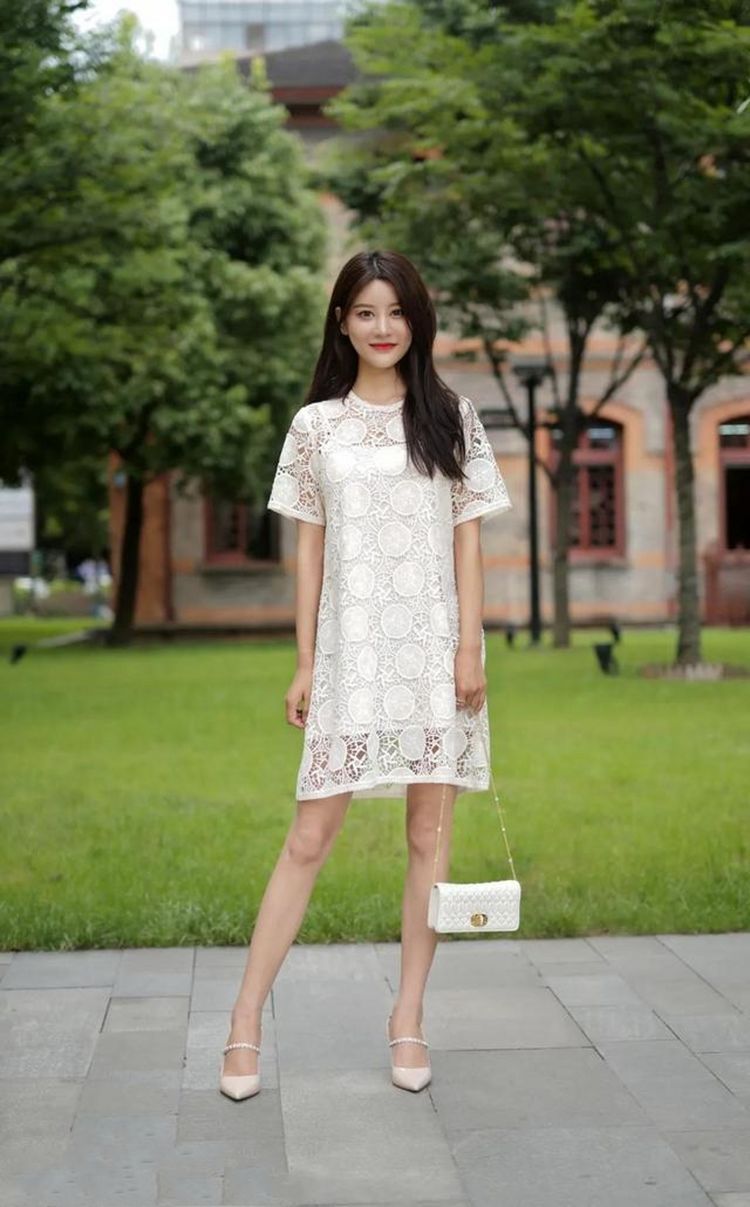 丝袜|街拍紧身裙遇上黑色丝袜，不经意间，被美女撩到了