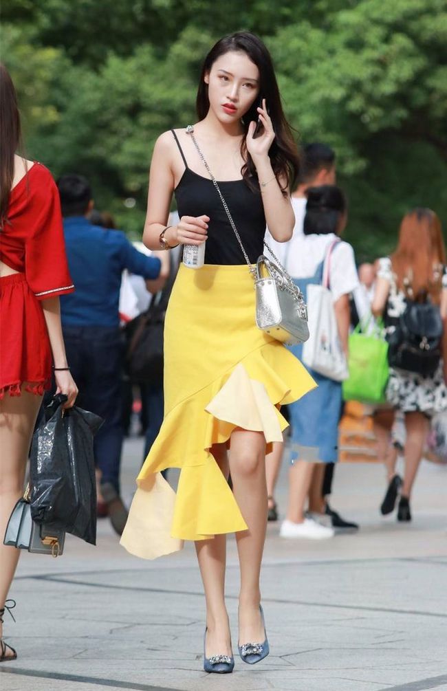 街拍美女：黑吊带衫搭黄色鱼尾裙，脚踩高跟鞋，色彩搭配恰到好处