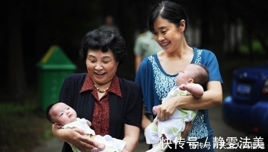 孩子|宝妈生下双胞胎,南方姥姥带大娃北方奶奶带二娃,3年后差距明显