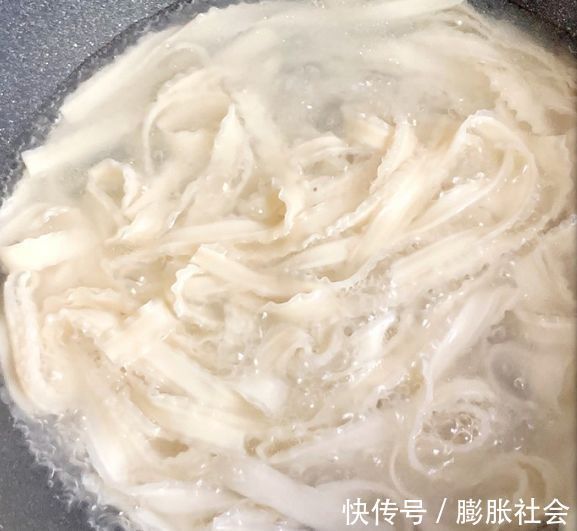 辣椒粉|冬天来上一碗开胃暖心的酸汤面，太幸福了，好吃到连汤汁都不剩