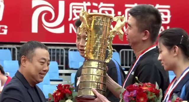 孙颖莎|乒超颁奖,刘国梁让出C位,陈梦王曼昱共举冠军旗,孙颖莎当选MVP