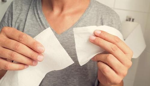 排便|大肠不通,老便秘,身体也跟着遭殃,2个动作1杯水,让排便畅通