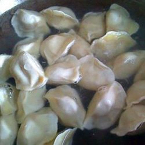 粘连|煮冻饺子,最忌直接下锅煮大厨教你1招,不粘连不开裂,特好吃