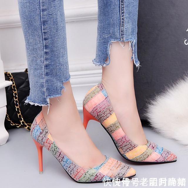 线条|穿一双时髦的细跟高跟鞋,拉长双腿线条,展现纤细玉足