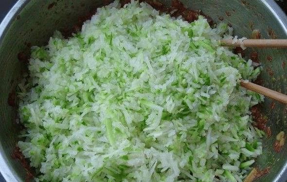 冬天吃饺子，韭菜猪肉靠边站，用此菜包饺子鲜香多汁，快来学着做