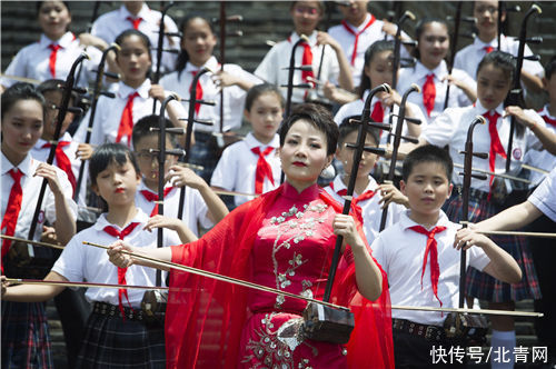 胡琴|长城闻听胡琴语！胡琴演奏家胡艺影携19名少年演绎《我和我的祖国》