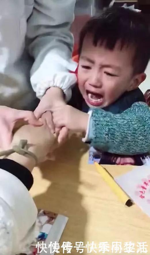 宝爸|3岁萌娃打完针越想越委屈，气冲冲找医生“算账”，网友萌翻了