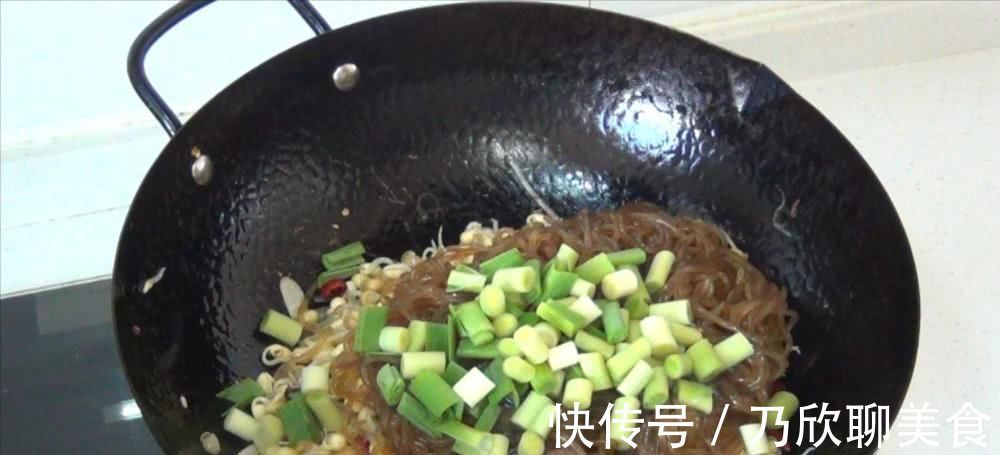技巧|豆芽炒粉条,地道家常菜,教你一个小技巧,豆芽入味,越嚼越香