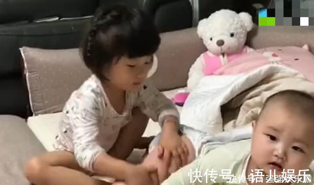 小宝宝|姐姐帮宝宝换尿不湿,接下来弟弟的反应,让网友看完忍不住笑了