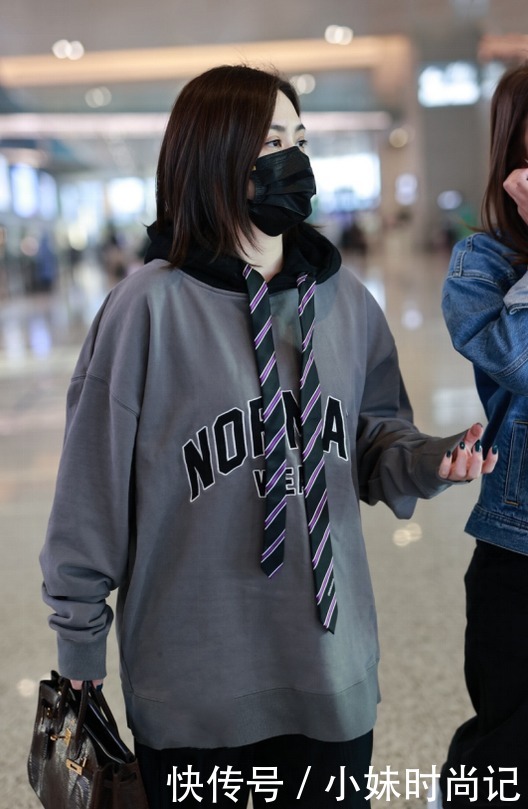 阿娇太会“玩”了!穿男友风卫衣巧用领带当抽绳,真是显瘦又洋气
