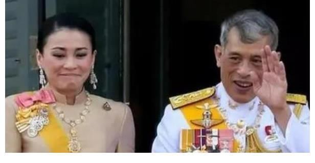 国王@诗妮娜被委以重任,代替国王出席活动,43岁苏提达被抢风头