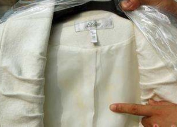 白色衣服发黄难清洗洗衣时添加以下3种东西,比洗衣粉还管用