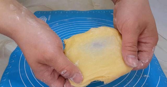 保鲜膜|面包很好吃,有4个鸡蛋,又软又甜,不用烤箱你就能成功