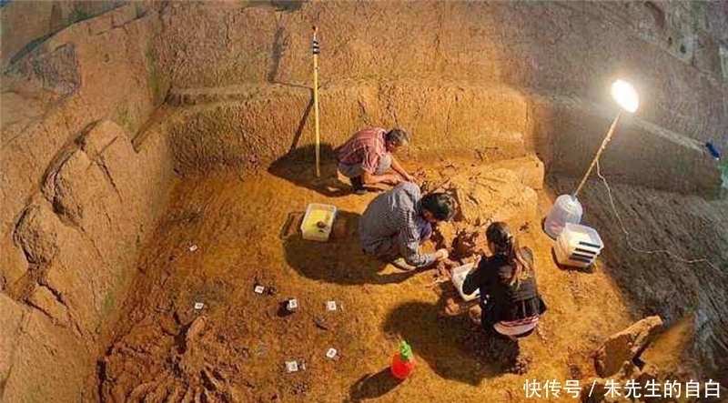 冲锋枪|古墓出土40把老“冲锋枪”,距今已接近两千年,专家:果然是他