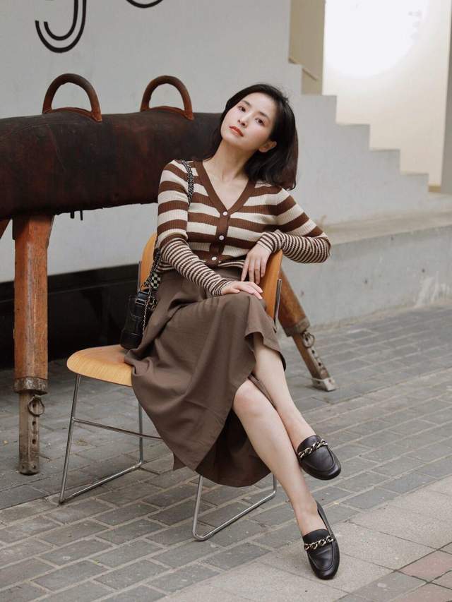 穿搭|秋季保暖怎么穿?不如试一试针织衫+牛仔裤,复古时髦又舒适