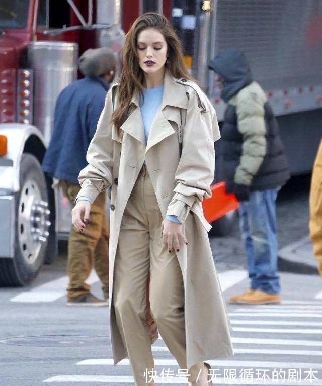 卡其色 风衣火了十几年,该换个穿法了!这些“新潮搭配”,时髦又高级!