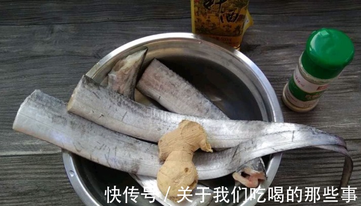 正确做法|干炸带鱼时,有人用淀粉,有人用面粉,都不对!教你正确做法,香