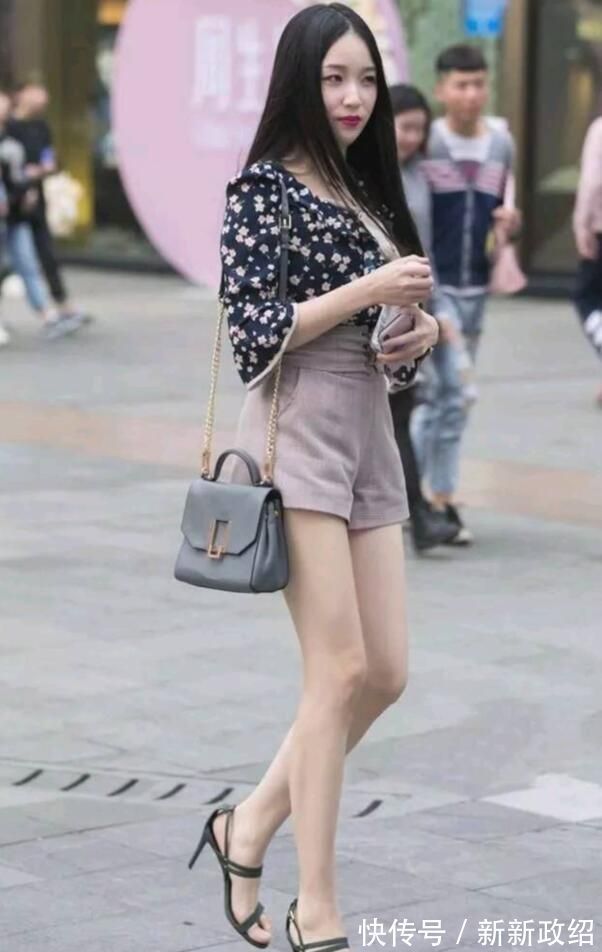 长裙 黑色休闲上衣搭配白色长裙,身材高挑的美女,温婉可人