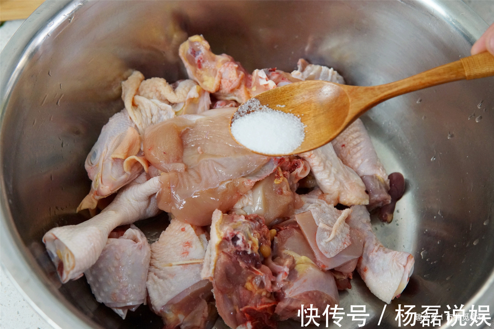 煲鸡汤时，别焯水或者直接炖，大厨告诉正确做法，鸡肉不柴汤不腥