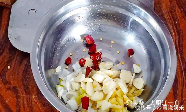 炒豆芽,先放醋还是先放豆芽大厨都不对,难怪豆芽酸涩又难吃