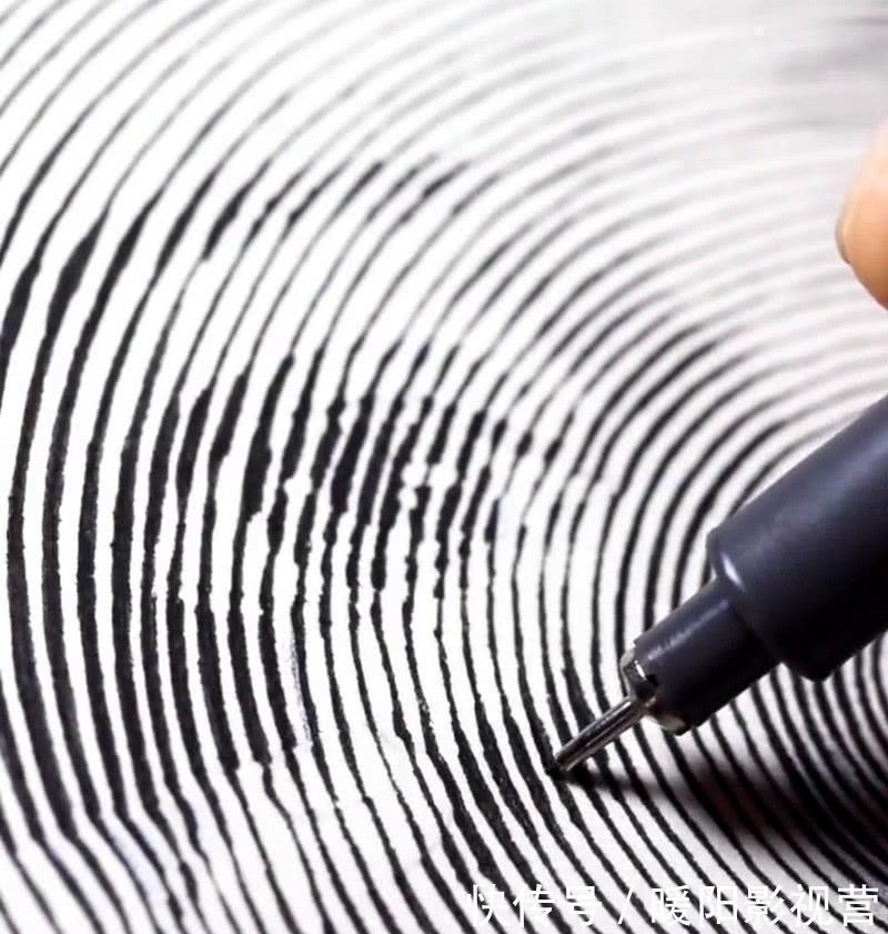 美术生纸上转圈圈,开始以为画蚊香,成画阿丽塔效果炸裂