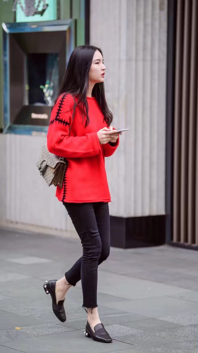 头发|小姐姐一头栗色的头发,身穿吊带连衣裙,看上去十分的文艺又清新