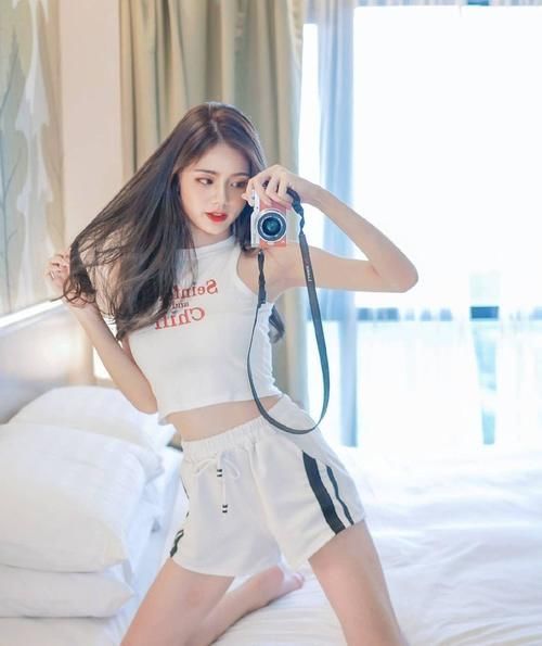 颜值 身材娇小的马来西亚女生,这几套居家穿搭,秀出了性感女人味