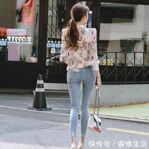 好身材 美女穿搭:好身材美女穿牛仔裤,温柔可人,展现了曲线女性