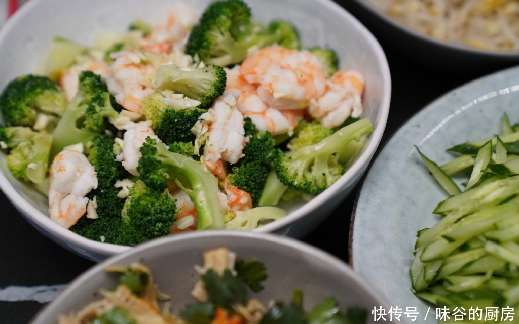 孙莉晒黄磊做的面食,光配料就20多盘,网友:吃出满汉全席的感觉