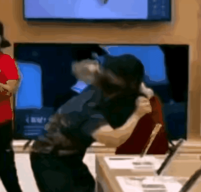 母亲|“不给买手机老子打死你!”男孩手机店殴打母亲,母亲哀求别打了